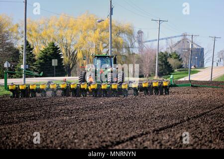 Kaneland, Illinois, USA. Ein Bauer mit einem gezogene Pflanzmaschine zu Saatgut Felder auf Anbauflächen in Kaneland, Illinois, Stockfoto