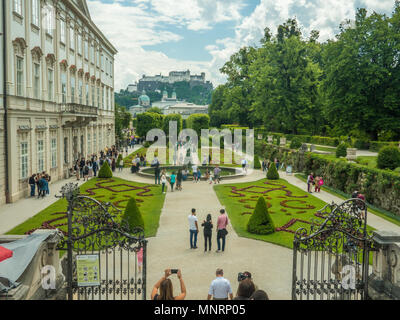 Schloss Mirabell und dessen Gärten mit der Festung Hohensalzburg im Hintergrund, Salzburg, Österreich. Stockfoto