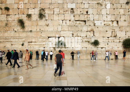 Jerusalem, Israel - 16. Mai 2018: Blick auf die Klagemauer in Jerusalem mit betenden Gläubigen. Stockfoto