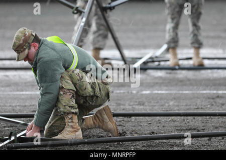 Ein US-Armee-reservesoldat konstruiert eine mobile Instandhaltung Zelt während des Betriebs Patriot Bandolier an den Militärischen Ocean Terminal Concord, Kalifornien, März 2, 2018. Betrieb Patriot Bandolier ist eine echte strategische Mission unter Verwendung finden, US Army National Guard und Aktive Komponente Soldaten Verkehr Armee Material und Munition Behälter in den USA Stockfoto