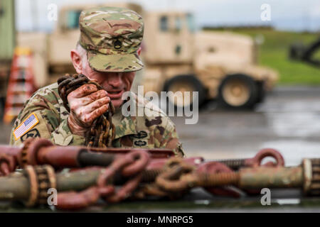 Ein US-Armee-reservesoldat bereitet sich auf Konvoi Operationen während des Betriebs Patriot Bandolier an den Militärischen Ocean Terminal Concord, Kalifornien, März 2, 2018. Betrieb Patriot Bandolier ist eine echte strategische Mission unter Verwendung finden, US Army National Guard und Aktive Komponente Soldaten Verkehr Armee Material und Munition Behälter in den USA Stockfoto