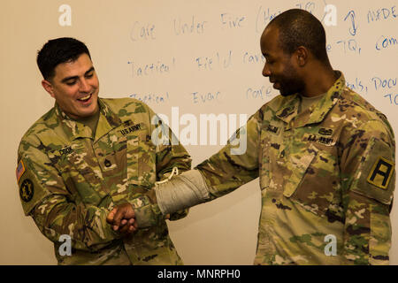 Sgt. 1. Klasse David Cook, ein Beobachter Trainer/Trainer auf das erste Bataillon zugeordnet, 410 Brigade Engineer Battalion, 4th Cavalry Dokumentenportal Training Brigade, demonstriert, wie ein Druck dressing während eines combat Life Saver rezertifizierung Klasse März 2, 2018 in Fort Knox, Ky zu beantragen. Die combat Life Saver Kurs lernen die Soldaten die Grundlagen der Ersten Hilfe, Selbsthilfeorganisationen und Unfallversicherung care Überlebensfähigkeit auf dem Schlachtfeld zu erhöhen. Stockfoto