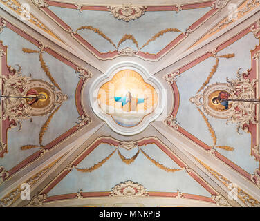 Offagna, Italien, 29. April 2018: Die Decke der Kathedrale Kapelle mit dem Bild Gottes mit den Aposteln Petrus und Paulus an den Seiten bemalt. Stockfoto