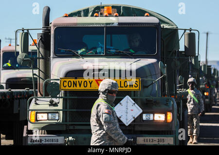 Us-Armee Reservisten bereiten sich auf Konvoi Operationen während des Betriebs Patriot Bandolier an den Militärischen Ocean Terminal Concord, Kalifornien, März 4, 2018. Betrieb Patriot Bandolier ist eine echte strategische Mission unter Verwendung finden, US Army National Guard und Aktive Komponente Soldaten Verkehr Armee Material und Munition Behälter in den USA Stockfoto