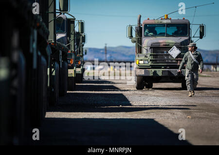 Ein US-Armee-reservesoldat bereitet sich auf einen Konvoi im Betrieb Patriot Bandolier an den Militärischen Ocean Terminal Concord, Kalifornien, März 4, 2018. Betrieb Patriot Bandolier ist eine echte strategische Mission unter Verwendung finden, US Army National Guard und Aktive Komponente Soldaten Verkehr Armee Material und Munition Behälter in den USA Stockfoto