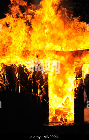 Brennendes Feuer flammen. Alte Holzschuppen in Brand. Stockfoto