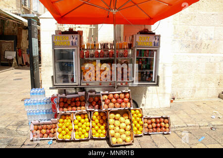 Jerusalem, Israel - 16. Mai 2018: Blick auf eine der vielen Juice bars in Jerusalem, Israel. Stockfoto