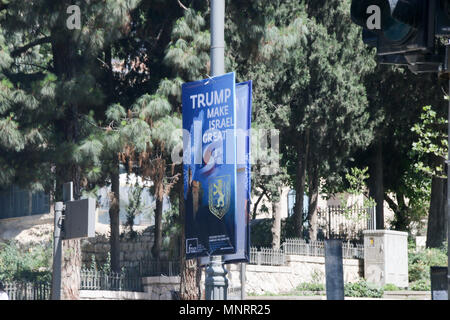 Jerusalem, Israel - 16. Mai 2018: Eine der vielen Plakate in den Straßen von Jerusalem mit der Inschrift "Trump machen Israel Großartig. Die Vereinigten Staaten Stockfoto