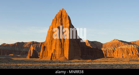 Der Tempel der Sonne und des Mondes, Cathedral Valley, in der Dämmerung, Capitol Reef National Park, Utah, Panoramablick Stockfoto