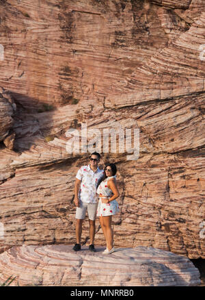 Paar posiert vor der Cross-bedded Sandstein, Calico Hills, Red Rock Canyon National Conservation Area, Las Vegas, Nevada Stockfoto