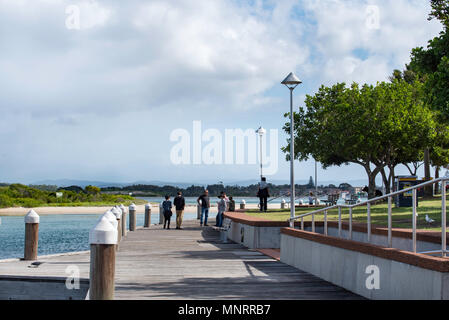 Die Promenade neben dem Coolongolook Fluss, der sich um die Wallis Lake Brücke führt bei Forster-Tuncurry auf der Mitte der Nordküste von NSW, Australien Stockfoto