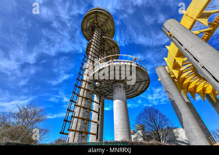 Flushing, New York - Apr 21, 2018: Die Aussichtstürme des New York State Fair Pavillon, Pavillon der historischen Welt Spülen Meadows-Coron Stockfoto