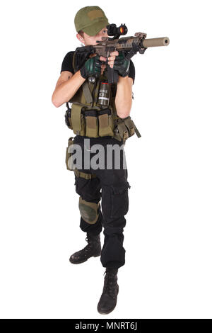 Rifleman mit M4 Carbine isoliert auf weißem Stockfoto