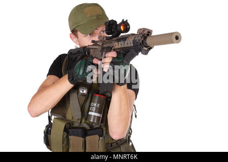 Rifleman mit M4 Carbine isoliert auf weißem Stockfoto