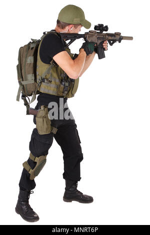 Rifleman mit M4 Carbine isoliert auf weißem Stockfoto