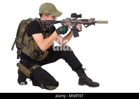 Rifleman mit M4 Carbine isoliert auf weißem Stockfoto