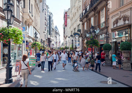 Váci utca (Einkaufsstraße Váci utca) ist eine der wichtigsten Fußgängerzone Verkehrsstraßen und vielleicht die berühmteste Straße zum Zentrum von Budapest, Ungarn. Stockfoto