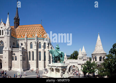 Trinity Square umfasst die Matthias Kirche auf der linken und dem türmchen von der Fischerbastei auf der rechten Seite, auf der Buda Hügel, Budapes Stockfoto