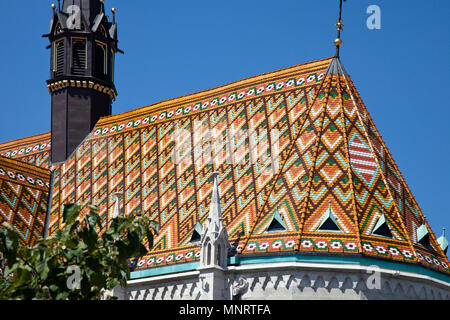 Die reich verzierte keramische Fliesen Dach der Matthias Kirche Kronen die Fischerbastei auf Buda Hill, Budapest, Ungarn. Stockfoto