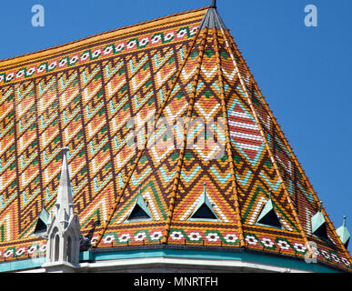 Die reich verzierte keramische Fliesen Dach der Matthias Kirche Kronen die Fischerbastei auf Buda Hill, Budapest, Ungarn. Stockfoto