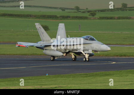 HN-419, McDonnell Douglas F-18C Hornet von der Finnischen Luftwaffe betrieben, bei der Ankunft am Internationalen Flughafen Prestwick, Ayrshire. Stockfoto