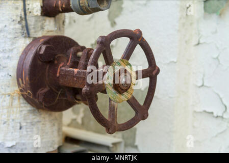 Auf alten italienischen Ventil in einer heruntergekommenen Naval Shipyard. Stockfoto