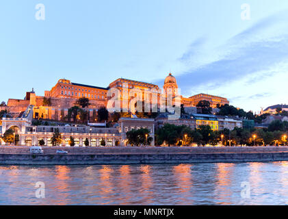 Die ungarische Königliche Palast, heute drei Museen, die in der Dämmerung von der Donau, Budapest, Ungarn gesehen. Stockfoto