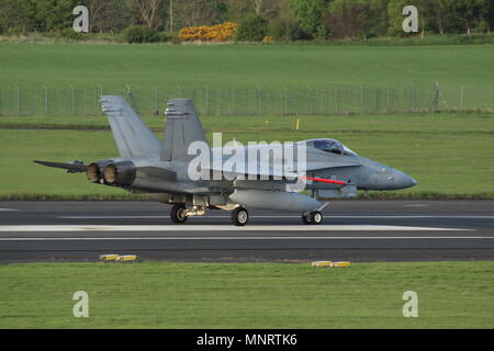 HN-410, McDonnell Douglas F-18C Hornet von der Finnischen Luftwaffe betrieben, bei der Ankunft am Internationalen Flughafen Prestwick, Ayrshire. Stockfoto