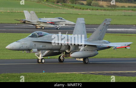 HN-419 und HN-410, zwei McDonnell Douglas F-18C Hornet von der Finnischen Luftwaffe betrieben, bei der Ankunft am Internationalen Flughafen Prestwick, Ayrshire. Stockfoto