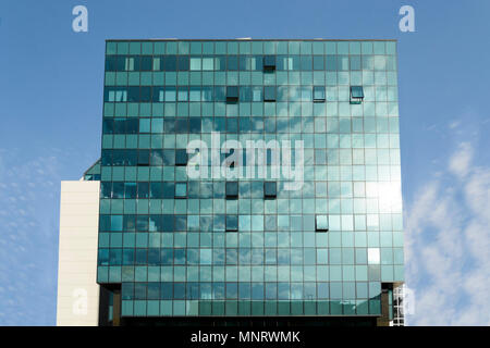 Vorderansicht eines Gebäudes, Gebäude aus Glas mit wolken spiegelung Stockfoto