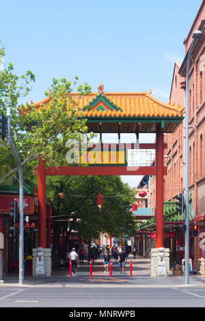 Fußgänger zu Fuß durch den Eingang von Chinatown mit einer Auswahl an asiatischen Restaurants und Lebensmittelgeschäfte in Adelaide, South Australia. Stockfoto