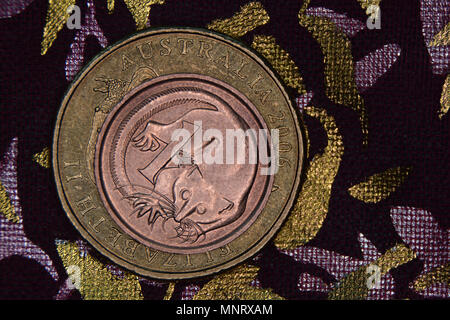 Finanzen Pyramide - Australische Münzen aufeinander gestapelt. 1 Cent Münze 1991 eingestellt und aus dem Umlauf der Ein-dollar-Münze zurückgezogen. Stockfoto