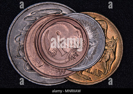 Finanzen Pyramide - Australische Münzen aufeinander gestapelt. 1 Cent Münze 1991 eingestellt und aus dem Umlauf top zurückgezogen. Stockfoto