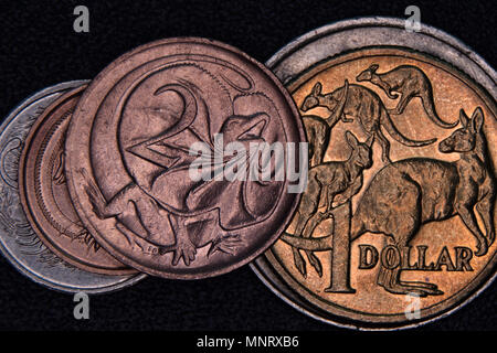 Finanzen Pyramide - Australische Münzen aufeinander gestapelt. Zwei Cent Münze, im Jahr 1991 eingestellt und aus dem Verkehr gezogen, auf die Oberseite. Stockfoto