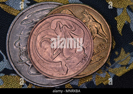 Finanzen Pyramide - Australische Münzen aufeinander gestapelt. Zwei Cent Münze, im Jahr 1991 eingestellt und aus dem Verkehr gezogen, auf die Oberseite. Stockfoto