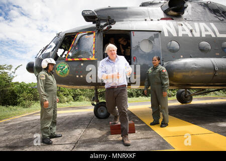 Außenminister Boris Johnson disembarks ein Hubschrauber auf dem Nanay Naval Base auf dem Amazonas in der Nähe von Iquitos in Peru bei einem Besuch der Mitglieder der peruanischen Streitkräfte, die versuchen, den illegalen Handel mit wildlebenden Tier- und Pflanzenarten zu verhindern. Stockfoto