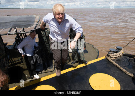 Außenminister Boris Johnson disembarks eine Marine patrol Boot auf dem Amazonas in der Nähe von Iquitos in Peru mit Mitgliedern der peruanischen Streitkräfte, die versuchen, den illegalen Handel mit wildlebenden Tier- und Pflanzenarten zu verhindern. Stockfoto