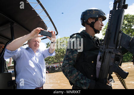 Außenminister Boris Johnson reitet auf einem Marine patrol Boot auf dem Amazonas in der Nähe von Iquitos in Peru mit Mitgliedern der peruanischen Streitkräfte, die versuchen, den illegalen Handel mit wildlebenden Tier- und Pflanzenarten zu verhindern. Stockfoto