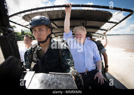 Außenminister Boris Johnson reitet auf einem Marine patrol Boot auf dem Amazonas in der Nähe von Iquitos in Peru mit Mitgliedern der peruanischen Streitkräfte, die versuchen, den illegalen Handel mit wildlebenden Tier- und Pflanzenarten zu verhindern. Stockfoto