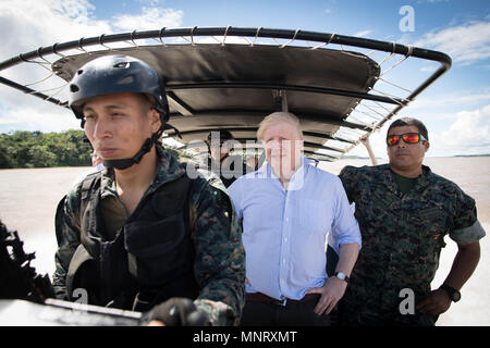 Außenminister Boris Johnson reitet auf einem Marine patrol Boot auf dem Amazonas in der Nähe von Iquitos in Peru mit Mitgliedern der peruanischen Streitkräfte, die versuchen, den illegalen Handel mit wildlebenden Tier- und Pflanzenarten zu verhindern. Stockfoto