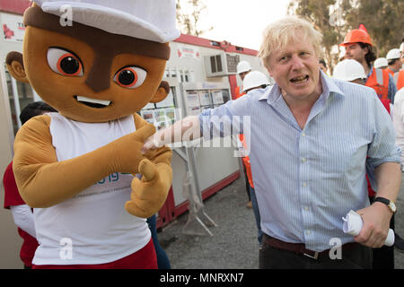 Außenminister Boris Johnson erfüllt die Maskottchen der2019 PanAmerican Spiele, wie er besuche die Website von Dorf der Athleten in Lima, Peru, die mit Hilfe von britischen Bauunternehmen gebaut wird. Stockfoto