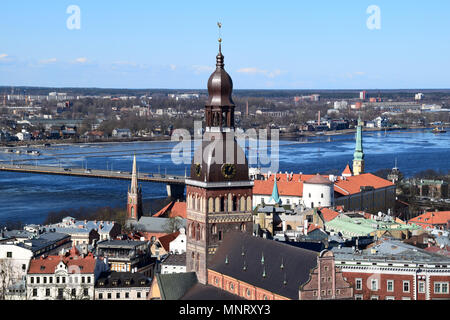 Riga, Lettland, 27. März, 2018. Der Blick auf die Altstadt von Riga stadt mit Dom im Frühling. Stockfoto