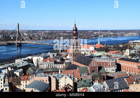 Riga, Lettland, 27. März, 2018. Der Blick auf die Altstadt von Riga stadt mit Dom im Frühling. Stockfoto