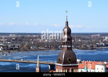 Riga, Lettland, 27. März, 2018. Der Blick auf die Altstadt von Riga stadt mit Dom im Frühling. Stockfoto