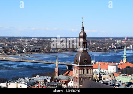 Riga, Lettland, 27. März, 2018. Der Blick auf die Altstadt von Riga stadt mit Dom im Frühling. Stockfoto