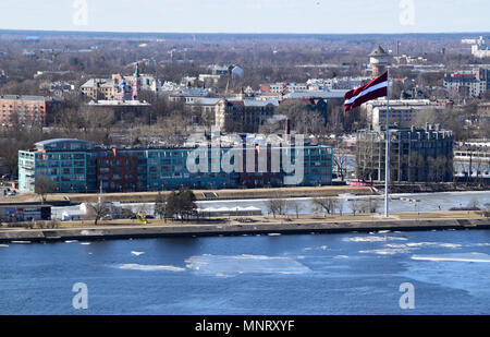 Riga, Lettland, 27. März, 2018. Die Ansicht der Stadt Riga mit der Flagge Lettlands. Stockfoto