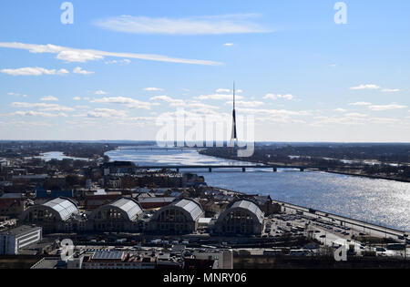 Riga, Lettland, 27. März, 2018. Damm in Riga, Lettland. Riga TV Tower und Stadtbild. Stockfoto