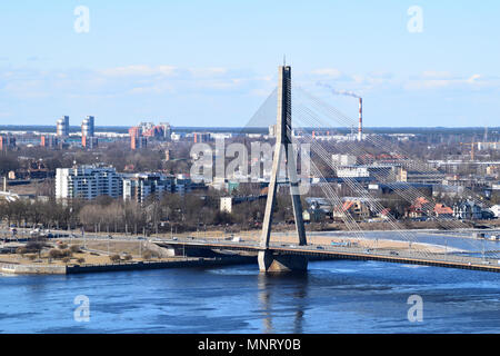 Riga, Lettland, 27. März, 2018. Malerischer Blick auf vansu Schrägseilbrücke über den Fluss Daugava. Stockfoto