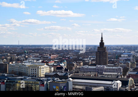 Riga, Lettland, 27. März, 2018. Der Blick auf die Altstadt von Riga Stadt mit alten Kirchen und Kathedralen. Stockfoto