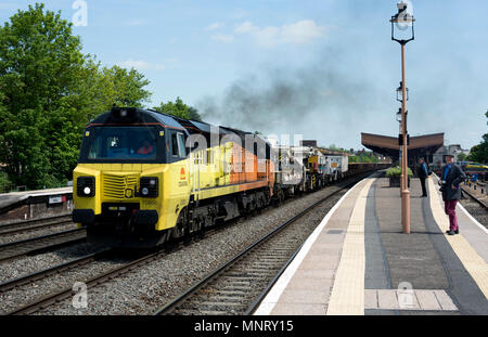 Colas Rail Class 70 Diesel Lokomotive zieht einen Güterzug im Bahnhof Leamington Spa, Warwickshire, England, Großbritannien Stockfoto